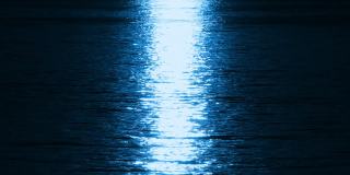 映在波光粼粼水面上的月光
