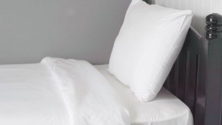 白色的枕头和床在酒店的卧室内部视频素材模板下载