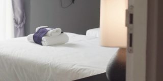 白色的枕头和床在酒店的卧室内部