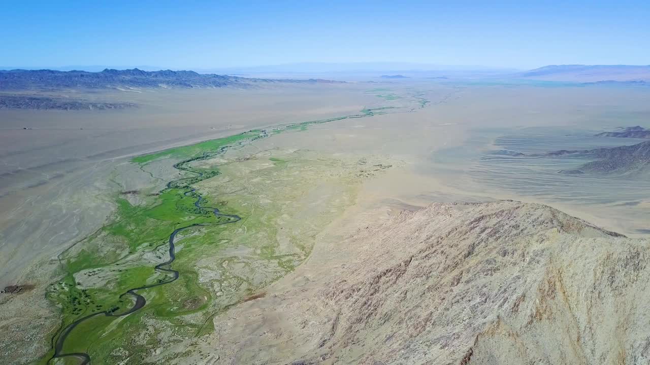 这条河沿着蒙古的山脉流淌