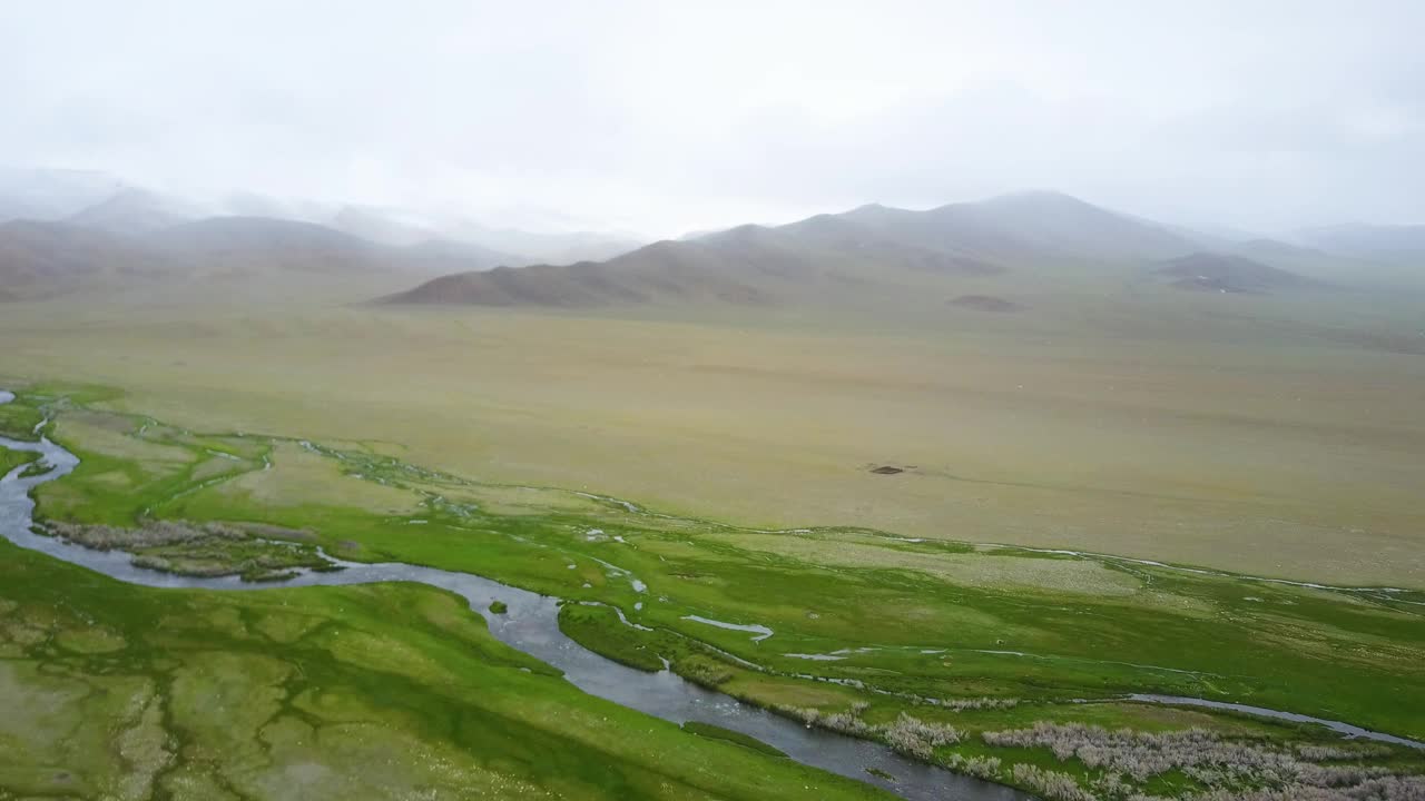 这条河沿着蒙古的山脉流淌