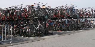 荷兰，阿姆斯特丹- 2019年4月24日:中央火车站的一个巨大的自行车铺位。