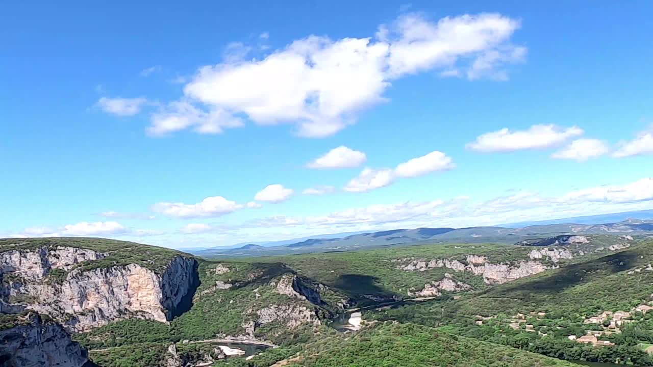 美丽的空中时间流逝的景观三峡'Ardèche与山，河，蓝天和白云在夏天的日子。在法国当地被称为“欧洲大峡谷”