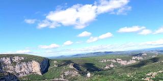 美丽的空中时间流逝的景观三峡'Ardèche与山，河，蓝天和白云在夏天的日子。在法国当地被称为“欧洲大峡谷”