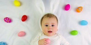 宝宝概念复活节快乐与彩蛋。有选择性的重点。的孩子。