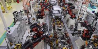 现代化的汽车制造工厂，机器人焊接线