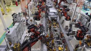 现代化的汽车制造工厂，机器人焊接线视频素材模板下载