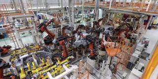 现代乘用车工厂的机器人焊接