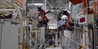 焊接是机器人做的，汽车工厂