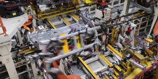 在工厂生产电动汽车时，焊接工作由机器人完成