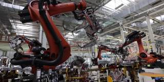 在现代汽车工厂中机器人的自动操作，生产的自动化无需人工干预