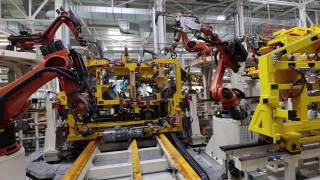 机器人在现代化的工厂里焊接新汽车的零件视频素材模板下载