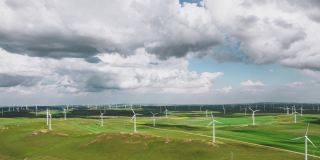 T/L TD俯瞰草原上的风力涡轮机农场