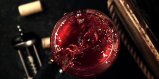 超级慢动作在杯子里倒红酒。用高速摄像机以每秒1000帧的速度拍摄。