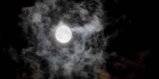 月亮与云景，在月亮之前移动的云