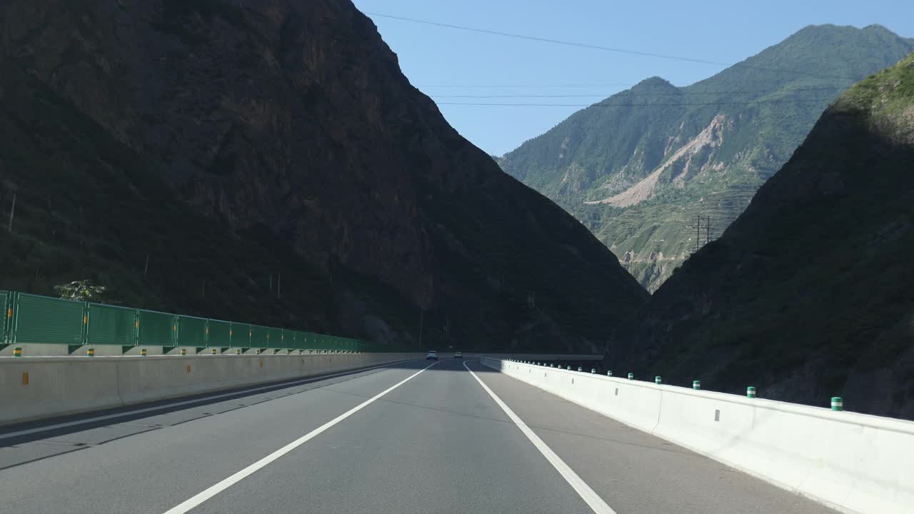 在中国甘肃的高速公路上开车