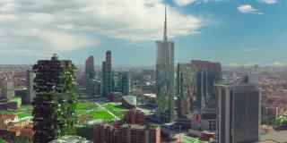 阳光明媚的一天，米兰城市现代市中心空中全景4k时间流逝意大利