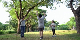 慢动作的胖男孩奔跑和家人鼓掌在公园。