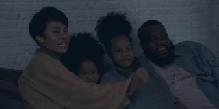 非裔美国家庭喜欢看电视上的体育直播