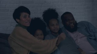 非裔美国家庭喜欢看电视上的体育直播视频素材模板下载