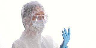 女人穿着防护服，戴着面具，手套和眼镜。冠状病毒大流行隔离。COVID-19流行病。怕感染