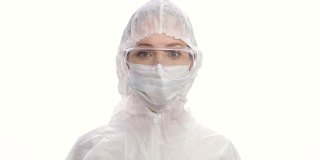 一个穿着防护服、戴着面具、手套和眼镜的女人的肖像，微笑着，竖起大拇指。结束冠状病毒大流行隔离。COVID-19流行