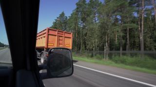 在高速公路上，小型货车超过带拖车的卡车视频素材模板下载