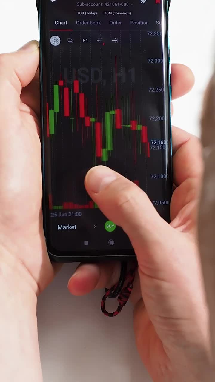 投资者在智能手机屏幕上查看股票价值的动态。