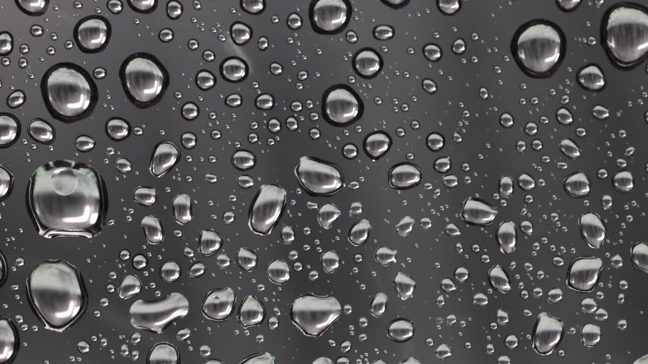 雨滴滴在窗玻璃上