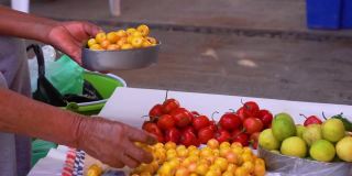 农贸市场的小贩把蔬菜放在柜台上。本地农产品和农贸市场的概念