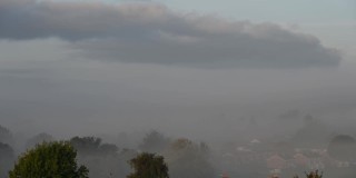 斯托克在特伦特天际线时间流逝出现在雾中。2021年9月