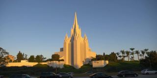 在圣地亚哥加州神庙的汽车POV，慢动作180帧/秒