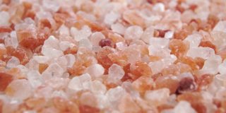 喜马拉雅粗岩盐。桔红色的粗糙晶体。宏