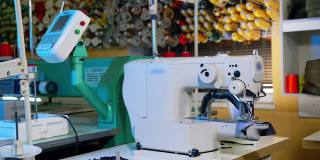 服装厂工业绣花机。在服装制造商的纺织行业，连续绣花机运转迅速