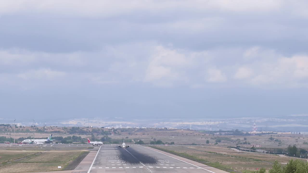 伊比利亚航空公司的空客A321从跑道上起飞