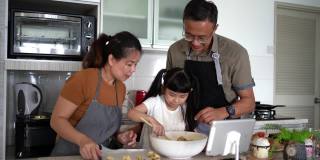 亚洲华人家庭准备面团烘焙饼干