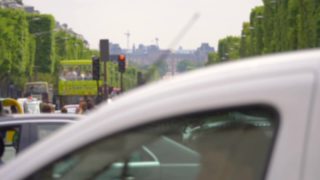 巴黎香榭丽舍大道的全景，180帧/秒慢动作视频素材模板下载