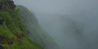 在印度古吉拉特邦的萨普特拉，雨季时山上的雾和雨云