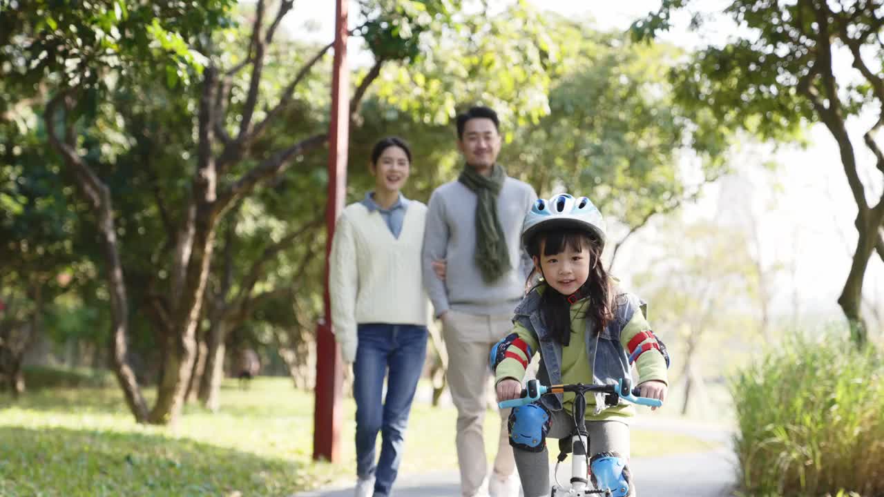 亚洲小女孩在户外骑自行车