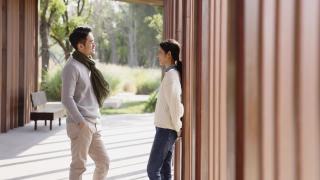 年轻的亚洲夫妇在公园约会视频素材模板下载