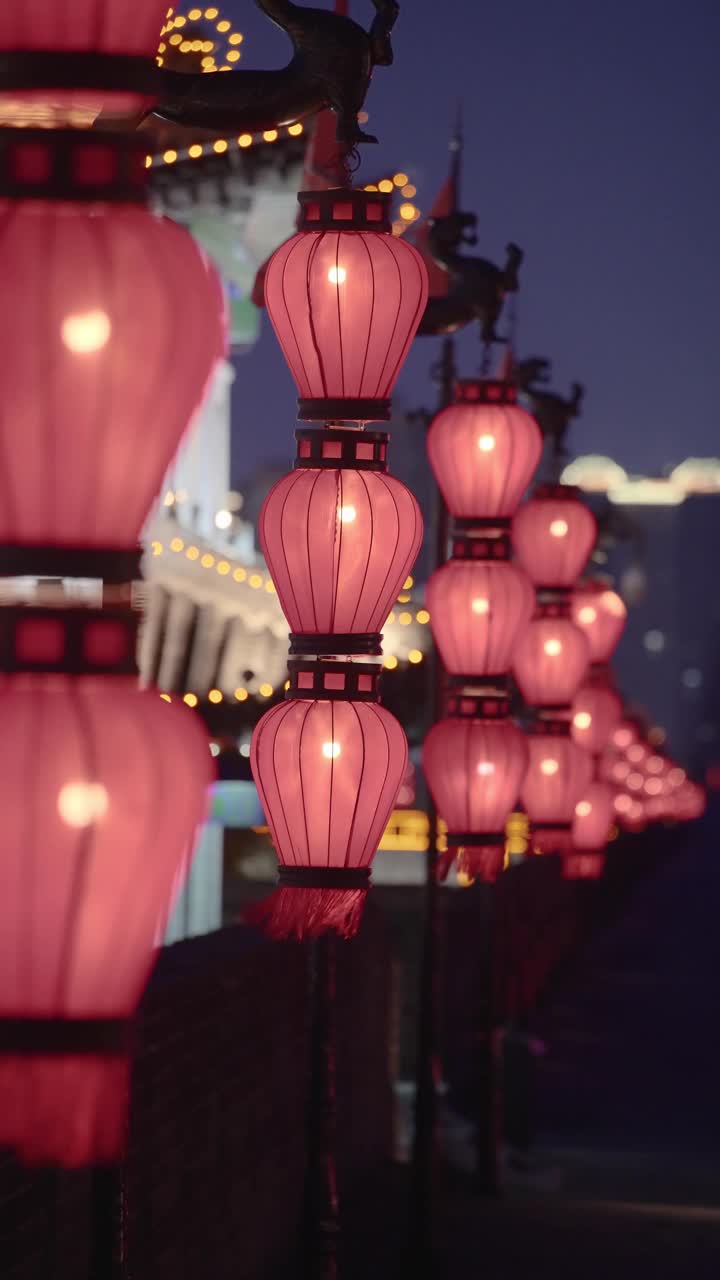 夜晚古城墙上的灯笼/中国陕西西安