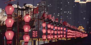 夜晚古城墙上的灯笼/中国陕西西安