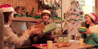 在圣诞节送礼物给朋友和家人，给他们一个惊喜。
