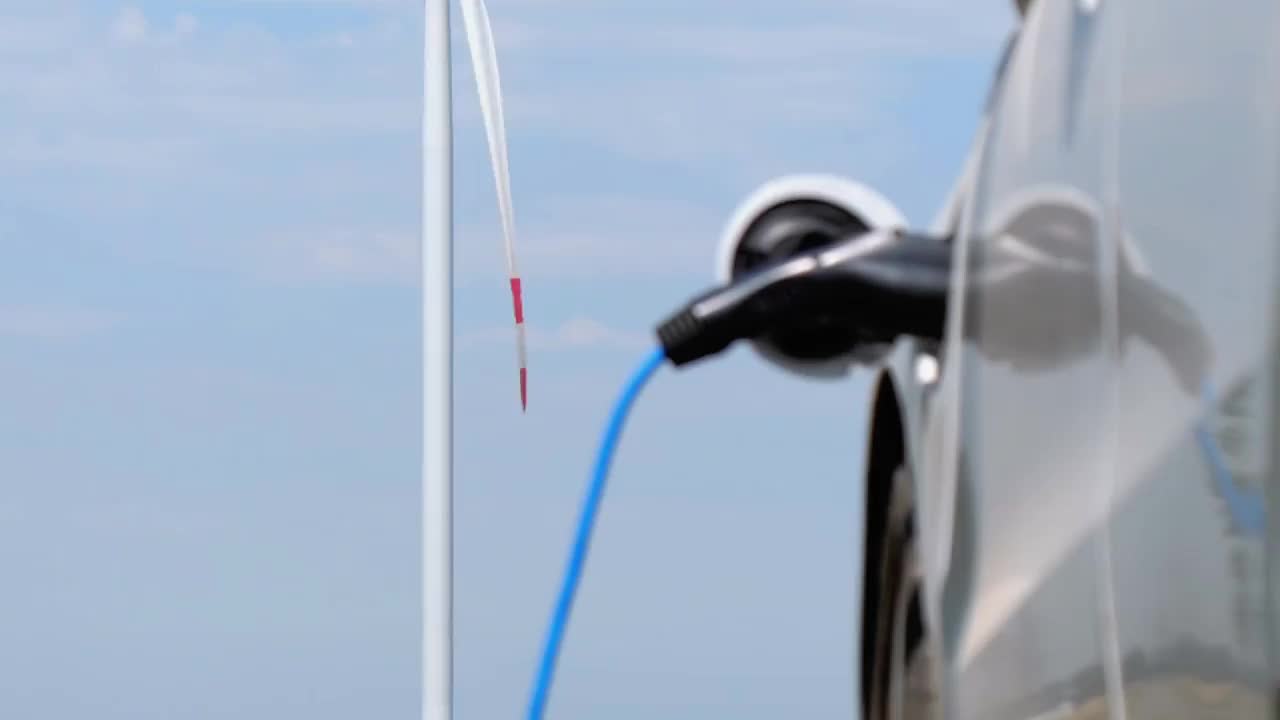 特斯拉电动汽车在刮风天气使用替代能源充电