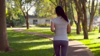 年轻的亚洲女性在城市公园跑步视频素材模板下载