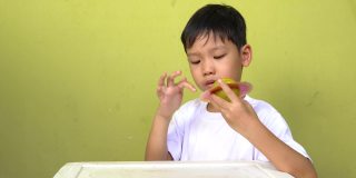 亚洲男孩生活太阳能系统玩具，家庭学习设备，在新冠病毒或新冠病毒爆发后的新常态变化期间呆在家里