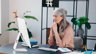 高级商业女性被压力、焦虑搞糊涂了，在办公室的电脑前超负荷工作视频素材模板下载