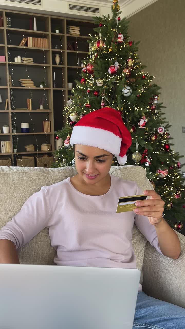 一名印度妇女用银行卡买圣诞礼物