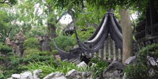 中国传统的门口装饰和屋顶装饰