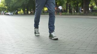 男人的腿在街上走视频素材模板下载